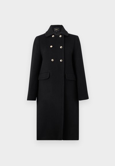 Μαύρο διπλόφερετο μακρύ παλτό με χρυσά κουμπιά, γιακά με λοξά σκισίματα, δύο εμπρόσθιες τσέπες με καπάκι και μακριά μανίκια σε σκέτο φόντο.