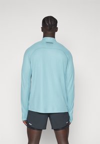 Nike Performance TRAIL MIDLAYER  - Ilgarankovis viršutinės dalies drabužis - denim turqoise/black