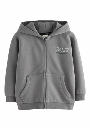 Grauer Kapuzenpullover mit Reißverschluss, Kapuze, Kängurutaschen, gerippten Bündchen und "BAKER NINETEEN EIGHTY EIGHT" Logo auf der linken Brust.