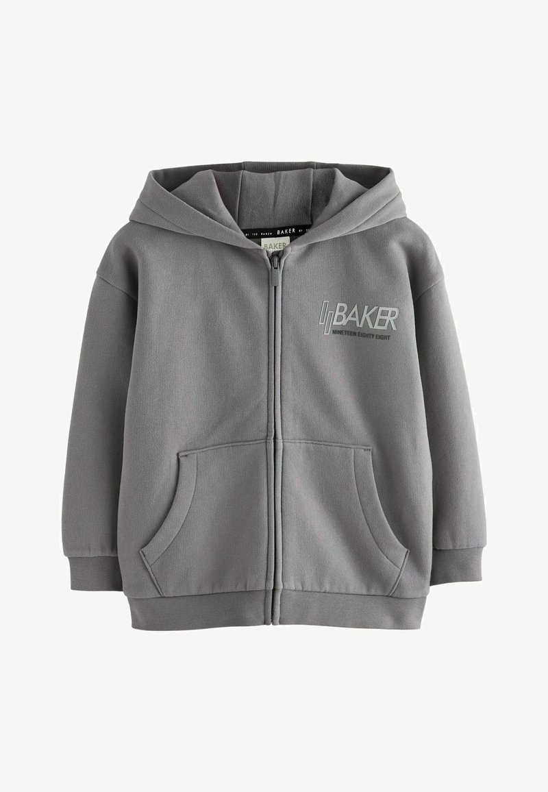 Sweat à capuche zippé gris avec capuche, poches kangourou, poignets côtelés et logo "BAKER NINETEEN EIGHTY EIGHT" sur le côté gauche de la poitrine.