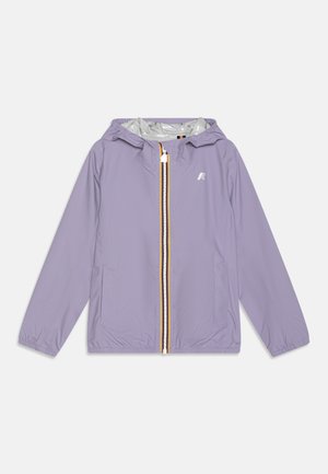 Giacca a vento leggera di colore viola chiaro con cappuccio, zip frontale e due tasche. Presenta strisce a contrasto gialle e bianche lungo la zip.