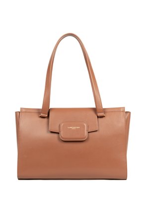 Borsa a tracolla in pelle marrone con due manici, di forma rettangolare, chiusura a snap magnetico e logo "Lancaster Paris" in rilievo.