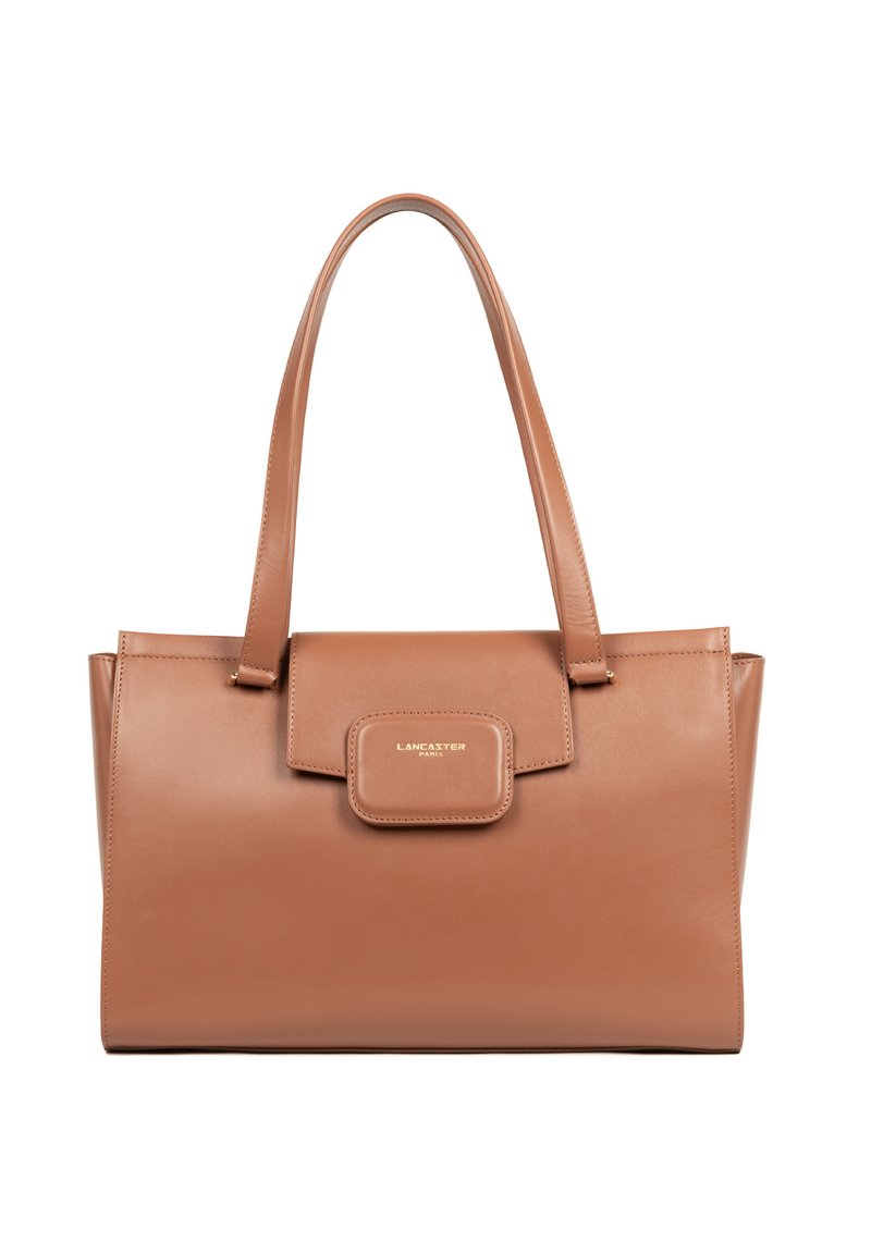 Sac tote en cuir marron avec deux poignées, de forme rectangulaire, fermeture à bouton magnétique, et logo embossé "Lancaster Paris".