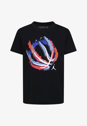 Camiseta de algodón negra con un diseño de salpicadura colorido que recuerda a un balón de baloncesto, con acentos en azul, rojo, blanco y gris. Logo de Jordan incluido.