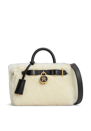 Sac à main en fourrure couleur crème avec poignées et bandoulière en cuir noir, fermeture dorée avec breloque logo et détails en cuir noir.