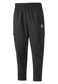 Pantalones cargo negros con cintura elástica, bolsillos laterales y un pequeño logo blanco en la pierna derecha. Fabricados con material ligero.