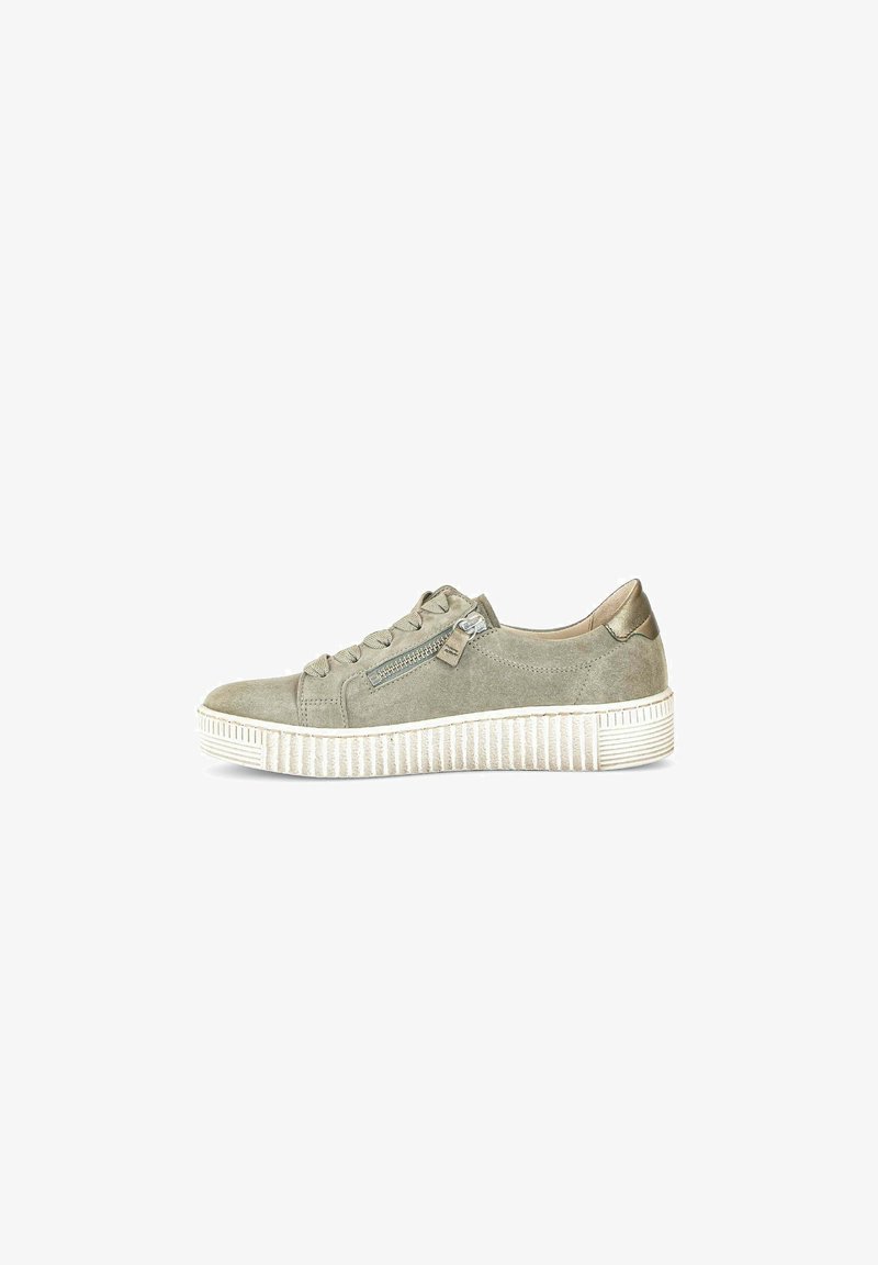 Baskets basses en daim vert olive avec semelle blanche rainurée, lacets à l'avant et fermeture éclair latérale sur fond blanc.