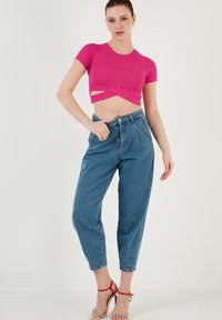 LELA SLIM FIT  - Tričko s potlačou - fuchsia