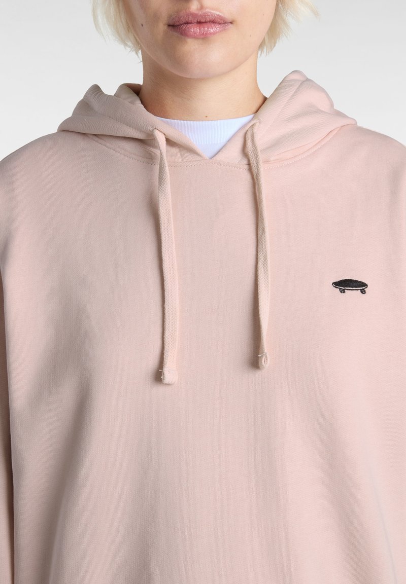 Felpa rosa chiaro realizzata in tessuto morbido, con tasca a marsupio e cordini regolabili, caratterizzata da un piccolo logo di skateboard nero ricamato.