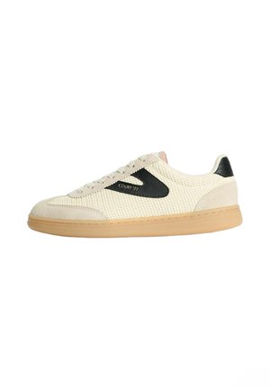 Beige strikket sneaker med gummisål, sort detalje på siden mærket "COURT 77" og polstret krave.