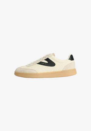 Beige strikket sneaker med gummisål, sort detalje på siden mærket "COURT 77" og polstret krave.