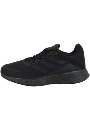 Chaussure de sport avec un dessus en maillage noir, arborant trois rayures noires, une semelle en caoutchouc noir texturé et un système de laçage à l'avant.