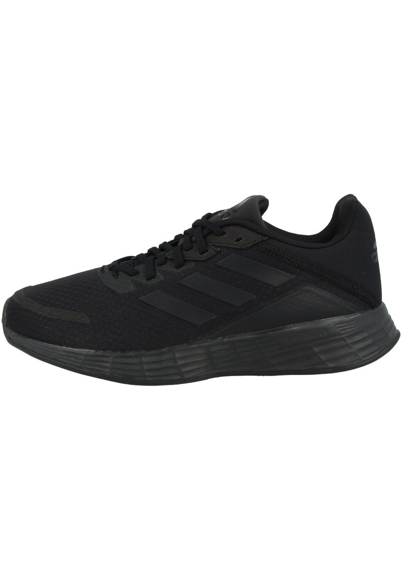 Chaussure de sport avec un dessus en maillage noir, arborant trois rayures noires, une semelle en caoutchouc noir texturé et un système de laçage à l'avant.