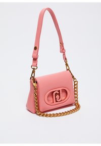 Sac à main en cuir rose avec une chaîne dorée, arborant un logo bien en vue à l'avant et une forme rectangulaire structurée.