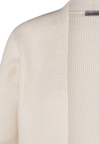 Cremefarbener Cardigan mit einer gerippten Textur, offenem Frontdesign und dezenter Zopfmuster-Akzentuierung auf einer Seite.