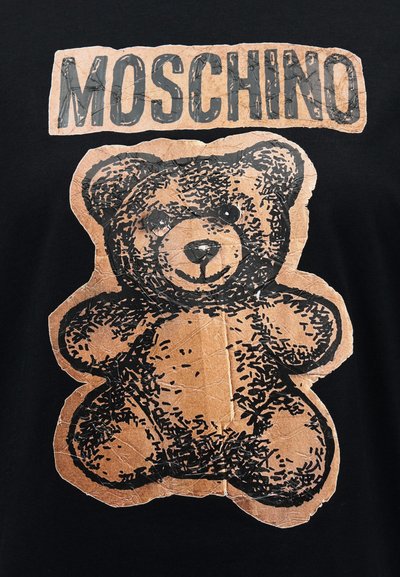 Εικονογράφηση καφέ αρκούδας teddy με υφασμάτινες λεπτομέρειες κάτω από το έντονο κεφαλαίο κείμενο "MOSCHINO" σε μαύρο φόντο.