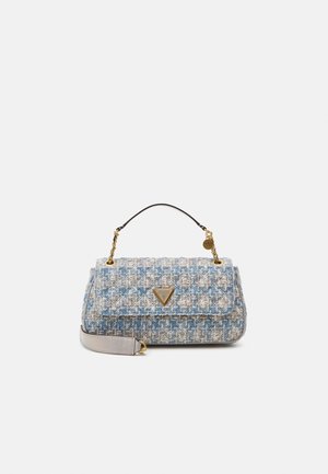 Sac à main rectangulaire en tweed bleu et blanc avec anse chaîne dorée, logo Guess triangulaire et bandoulière amovible beige clair.