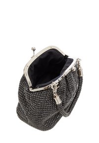 Borsa a mano nera con perline, dotata di una chiusura argentata, design arricciato e un esterno testurizzato. Interno rivestito in tessuto nero. Tracolla a catena regolabile.