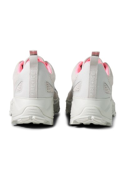 Paire de chaussures de sport blanches avec doublure intérieure rose, tissu texturé, semelles épaisses et languettes d'extraction marquées "FIREHOLT", vues de dos.