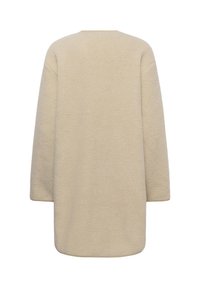Manteau beige en polaire à manches longues, longueur genoux, avec une surface douce et texturée, vu de dos sur fond blanc.