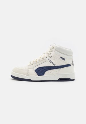 Sneakers alte in pelle bianca con dettagli in suede blu navy, caratterizzate da punta traforata, colletto imbottito e dettagli con logo sul lato.