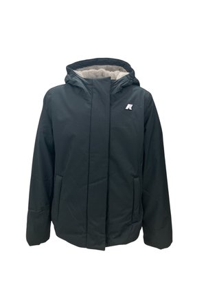 Giacca invernale nera con cappuccio, fodera interna morbida, zip frontale coperta da una patta e due tasche laterali, mostrata su sfondo bianco.