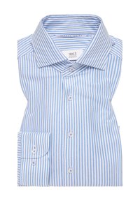 Camicia a righe blu e bianche, piegata, con colletto punta e polsini con bottoni. Il tessuto sembra liscio con una consistenza morbida.