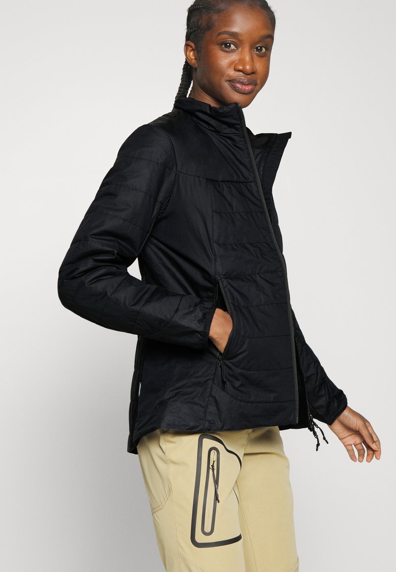 Schwarze isolierte Jacke mit hohem Kragen und Reißverschluss. Verfügt über horizontale Steppung, seitliche Taschen und ein leichtes Design.