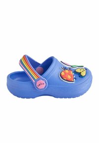 Blaue Clogs mit bunten, gemischten Charms, darunter Herzen und Blumen, ausgestattet mit einem Regenbogenriemen und aus strukturiertem Gummi.