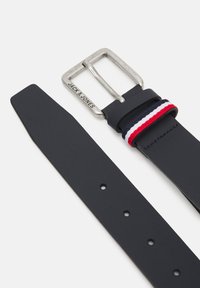 Ceinture en cuir noir avec une boucle en métal argenté estampillée "JACK & JONES", et un accent tressé tricolore (rouge, blanc, bleu) près de la boucle.