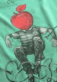 Groene katoenen T-shirt met een graphic van een figuur met een rode appel als hoofd, gekleed in een gestreept shirt en zwarte broek, omringd door kabels.