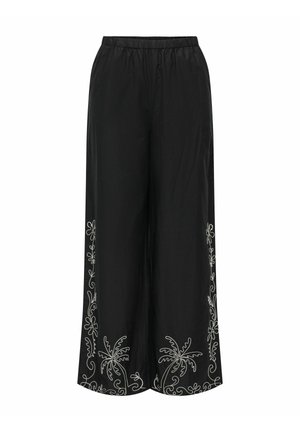 Czarne spodnie o szerokich nogawkach z elastycznym pasem, ozdobione białym kwiatowym haftem wzdłuż brzegu, wykonane z lekkiego, teksturowanego materiału.