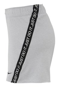 Pantalones cortos grises de tela suave, con una franja lateral negra que lleva el texto "JUST DO IT" en blanco. Cintura elástica en la parte superior.