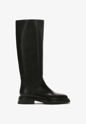 Zwarte kniehawai-boot van soepel leer. Heeft een ronde neus en een chunky rubberen zool met profieldetails. Strak ontwerp zonder versieringen.