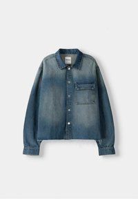 Giacca di jeans con un colore blu sfumato, chiusura a bottoni e taschino sul petto. Presenta un orlo corto e maniche leggermente sfrangiate.