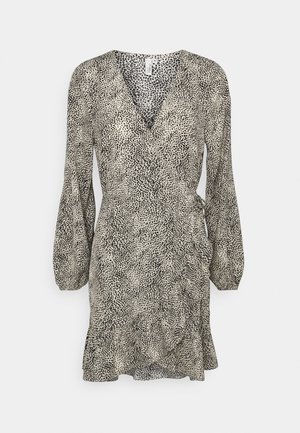 Robe beige à manches longues avec motif noir tacheté, col en V, style portefeuille, ceinture à la taille et ourlet volanté sur fond uni.