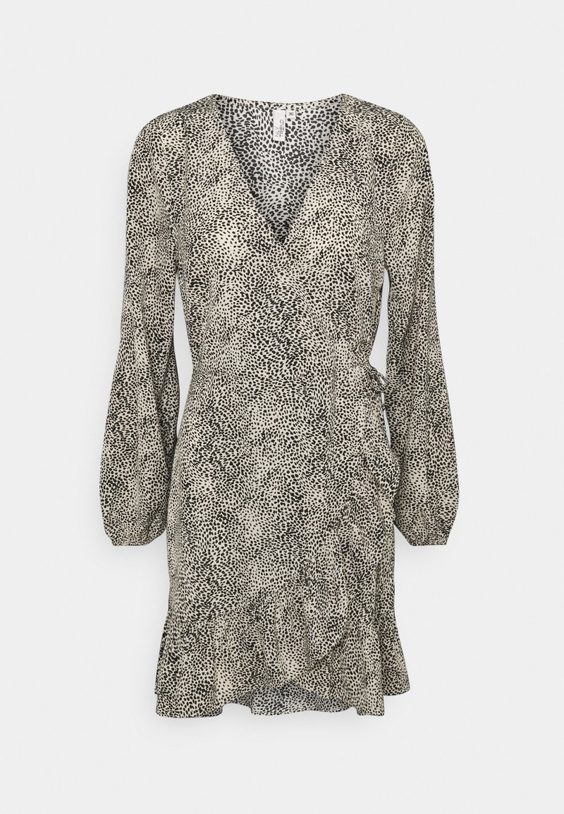 Robe beige à manches longues avec motif noir tacheté, col en V, style portefeuille, ceinture à la taille et ourlet volanté sur fond uni.