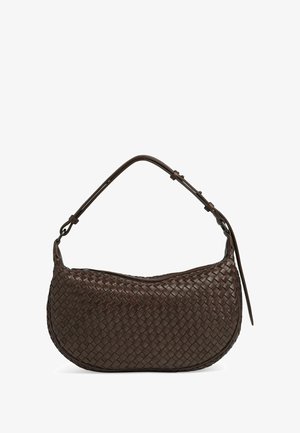 Upletena rjava usnjena torbica s krivuljo in enim naramnico. Ima teksturiran, pleten vzorec. Zadrga na vrhu.