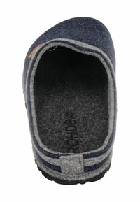 Pantofole da uomo in feltro blu scuro e grigio, a slip-on, con punta chiusa e soletta nera testurizzata, viste dall'alto.