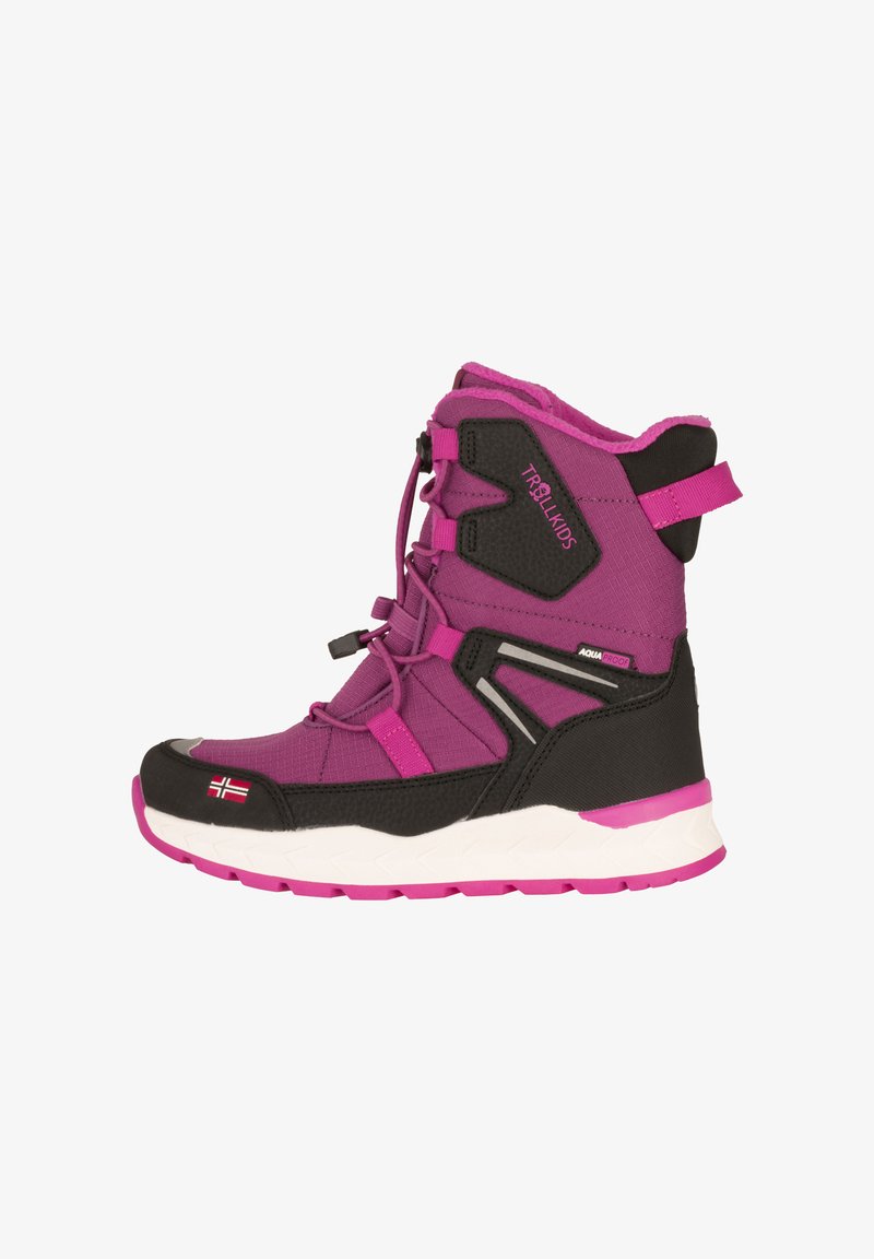 Lila und schwarze Stiefel für den Outdoor-Einsatz in Wadenhöhe mit verstellbaren Schnüren, strukturiertem Stoff und weißer Sohle. Mit lila Akzenten und einem Detail der norwegischen Flagge.