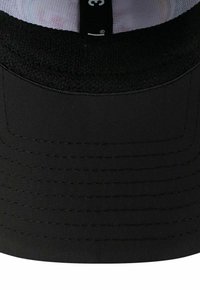Schwarze Kappe mit flacher Krempe, aus glattem Stoff mit einem strukturierten Band. Verfügt über sichtbare Nähte und ein Etikett innen.