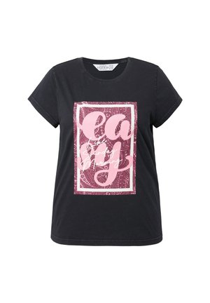 Camiseta de algodón negra con mangas cortas, que presenta un estampado gráfico en rosa enmarcado con patrones de paisley y letras en cursiva.