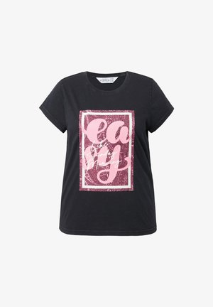 Czarny bawełniany t-shirt z krótkim rękawem, z różowym nadrukiem graficznym otoczonym wzorami paisley i ozdobnym pismem.