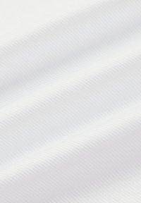 Biały materiał o delikatnej prążkowanej fakturze i subtelnym połysku, ułożony w miękkie fałdy, prezentujący gładką powierzchnię i jednolity kolor.