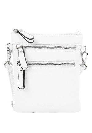 Petit sac blanc porté en bandoulière avec trois poches zippées et des fermoirs métalliques argentés sur fond uni.