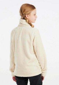 Pullover di pile color crema con colletto alto e maniche lunghe, caratterizzato da una texture morbida e una vestibilità rilassata, visto da dietro.