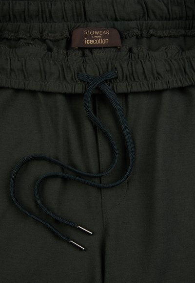 Czarny elastyczny pas związywany sznurkiem oraz metką „Slowear Zanone icecotton" na ciemnych bawełnianych szortach.