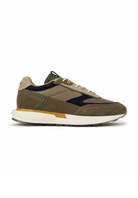 Sneaker in suede marrone e verde con pannelli in rete, dettagli neri e suola in gomma bianca. Presenta un design con lacci e linguetta imbottita.