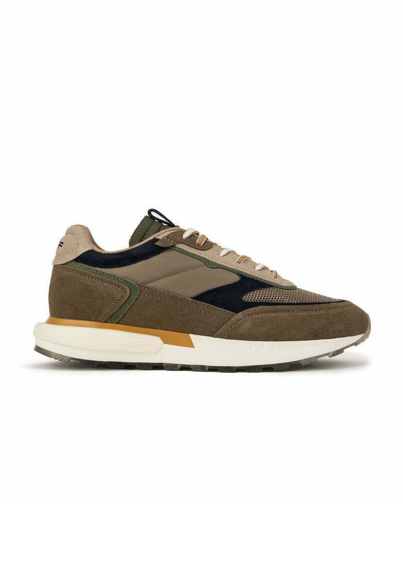 Sneaker in suede marrone e verde con pannelli in rete, dettagli neri e suola in gomma bianca. Presenta un design con lacci e linguetta imbottita.