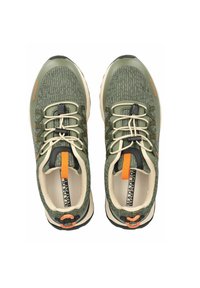 Sneaker verdi con tomaia in maglia testurizzata, dettagli crema, particolari arancioni e un linguetta per il sollevamento. Presentano lacci elasticizzati e una suola ammortizzata.